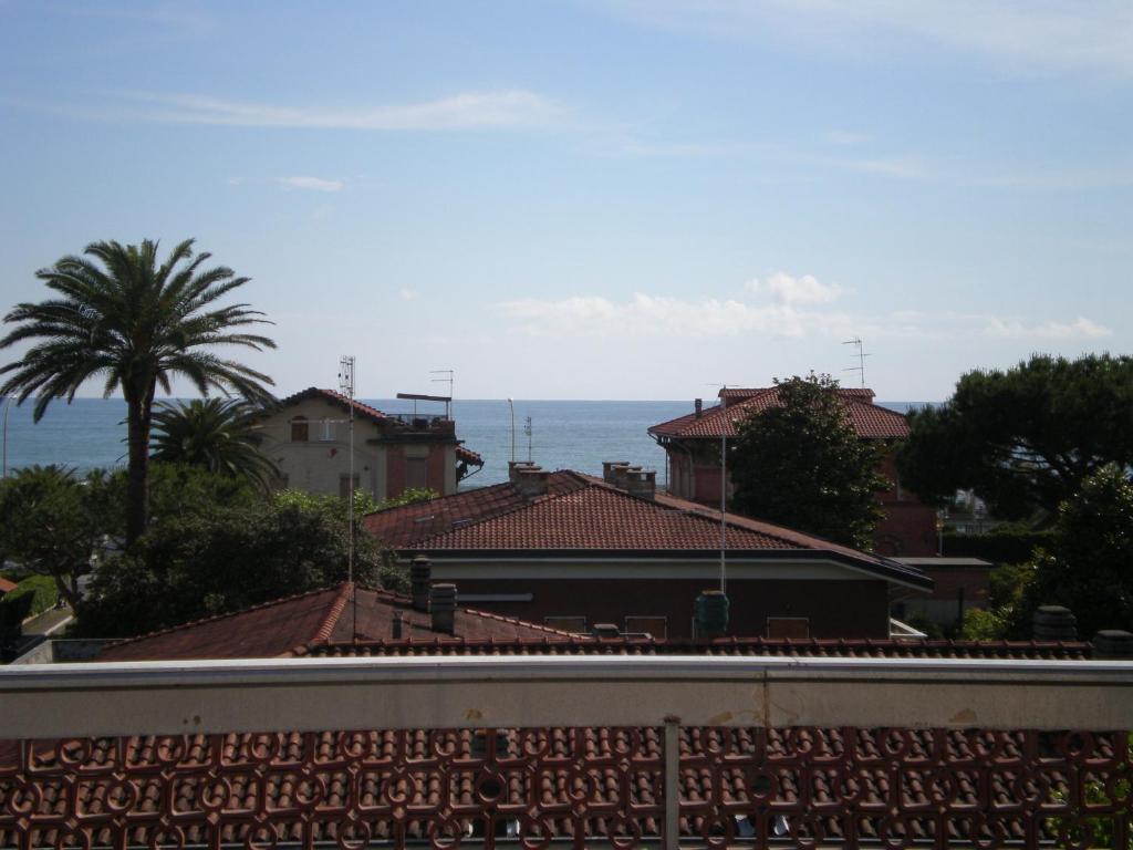 Hotel Giulia Marina di Massa Exterior photo